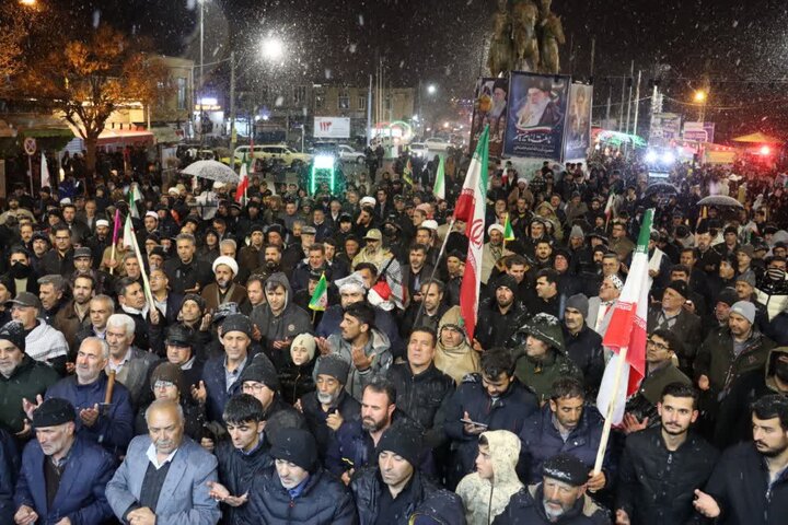 تصاویر/ میدان داری مردم چالدران در قرار چهل و چهارم سنگر خیابان زیر بارش برف