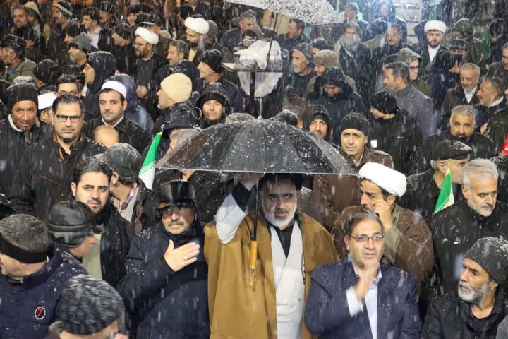 تصاویر/ میدان داری مردم چالدران در قرار چهل و چهارم سنگر خیابان زیر بارش برف