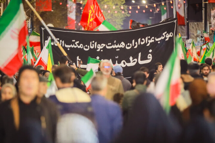 تصاویر/ اجتماع شبانه مردم ولایی و انقلابی زنجان در دفاع از ایران و بیعت با رهبر انقلاب