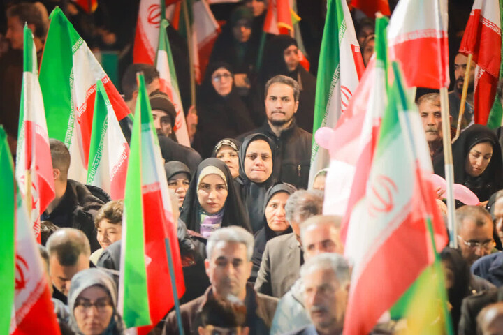 تصاویر/ اجتماع شبانه مردم ولایی و انقلابی زنجان در دفاع از ایران و بیعت با رهبر انقلاب