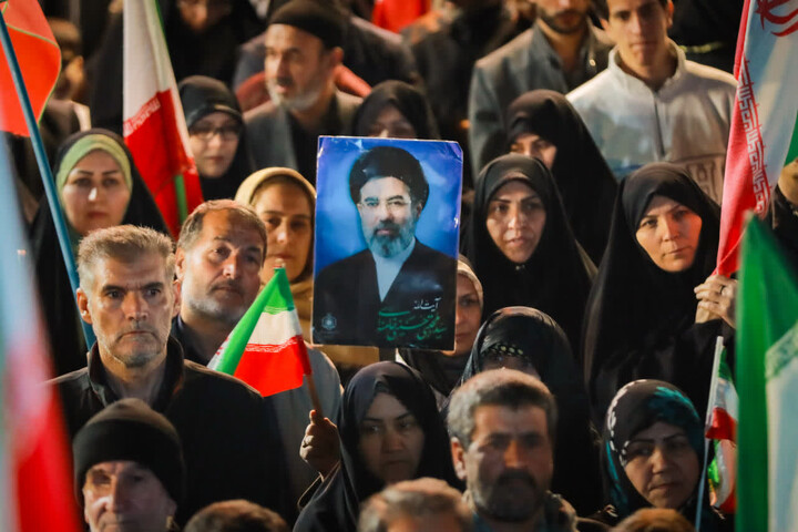 تصاویر/ اجتماع شبانه مردم ولایی و انقلابی زنجان در دفاع از ایران و بیعت با رهبر انقلاب