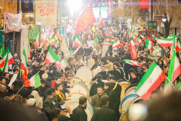 تصاویر/ اجتماع شبانه مردم ولایی و انقلابی زنجان در دفاع از ایران و بیعت با رهبر انقلاب