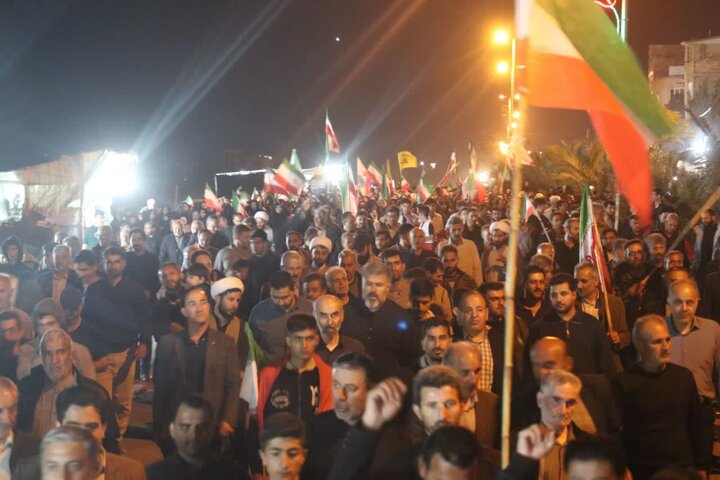 تصاویر/ اجتماع شبانه مردم ولایی و انقلابی طارم در دفاع از ایران و بیعت با رهبر انقلاب