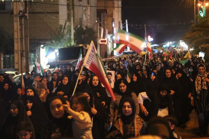 تصاویر/ اجتماع شبانه مردم ولایی و انقلابی طارم در دفاع از ایران و بیعت با رهبر انقلاب