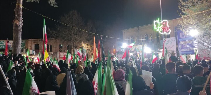 تصاویر/ اجتماع شبانه مردم ولایی و انقلابی مراغه در دفاع از ایران و بیعت با رهبر انقلاب