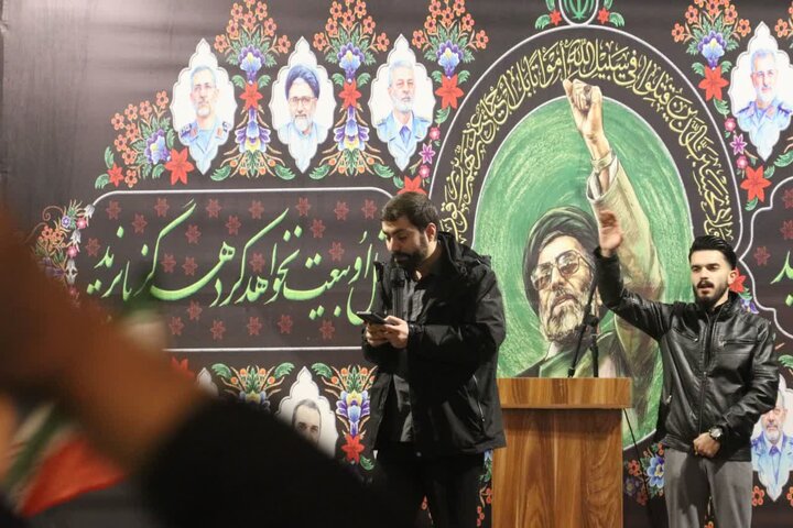تصاویر/ اجتماع شبانه مردم ولایی و انقلابی طارم در دفاع از ایران و بیعت با رهبر انقلاب