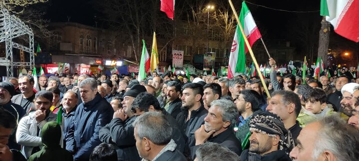 تصاویر/ اجتماع شبانه مردم ولایی و انقلابی مراغه در دفاع از ایران و بیعت با رهبر انقلاب