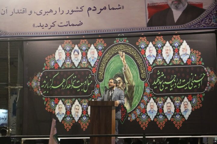 تصاویر/ اجتماع شبانه مردم ولایی و انقلابی طارم در دفاع از ایران و بیعت با رهبر انقلاب