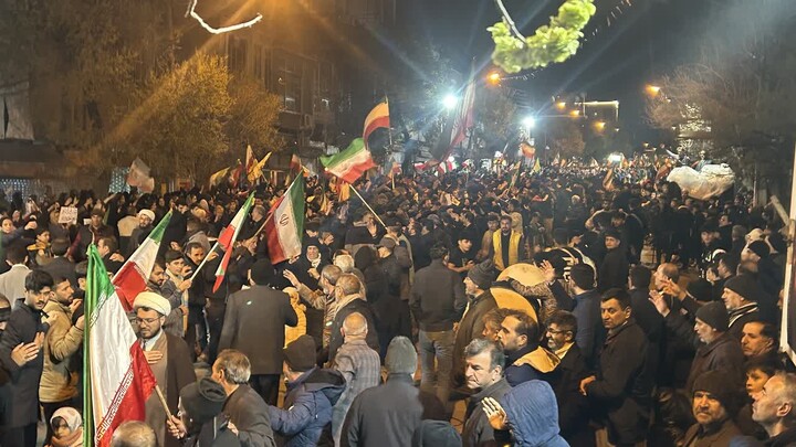 تصاویر/ اجتماع شبانه مردم ولایی و انقلابی خرمدره در دفاع از ایران و بیعت با رهبر انقلاب