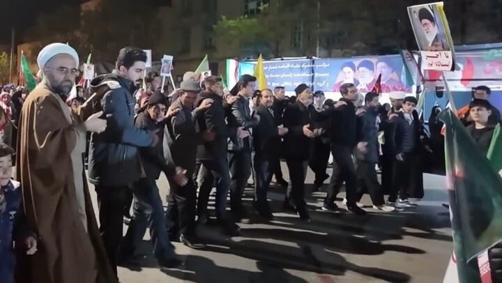 تصاویر/ اجتماع شبانه مردم ولایی و انقلابی هادیشهر در دفاع از ایران و بیعت با رهبر انقلاب