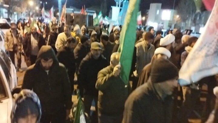 تصاویر/ اجتماع شبانه مردم ولایی و انقلابی هیدج در دفاع از ایران و بیعت با رهبر انقلاب