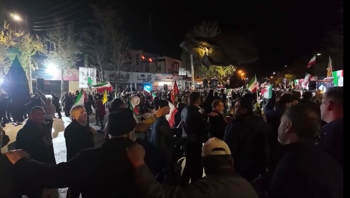 تصاویر/ اجتماع شبانه مردم ولایی و انقلابی هادیشهر در دفاع از ایران و بیعت با رهبر انقلاب