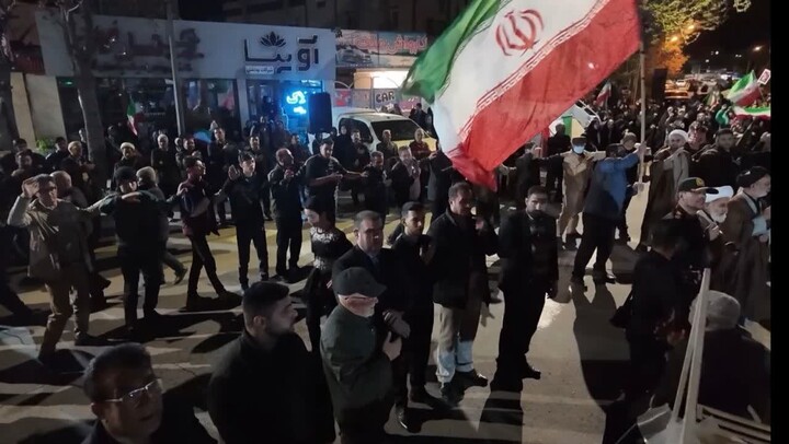 تصاویر/ اجتماع شبانه مردم ولایی و انقلابی هادیشهر در دفاع از ایران و بیعت با رهبر انقلاب