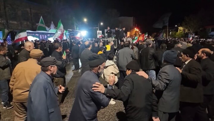 تصاویر/ اجتماع شبانه مردم ولایی و انقلابی هادیشهر در دفاع از ایران و بیعت با رهبر انقلاب