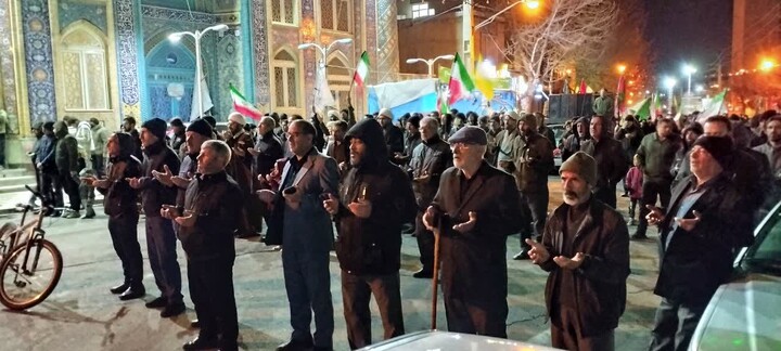 تصاویر/ اجتماع شبانه مردم ولایی و انقلابی هیدج در دفاع از ایران و بیعت با رهبر انقلاب
