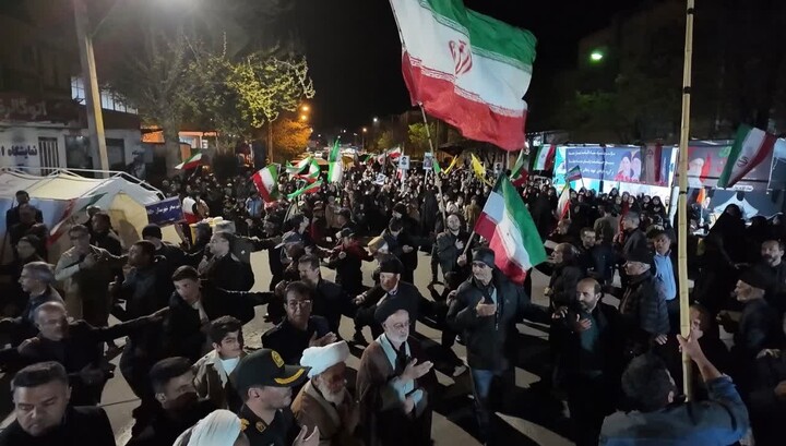 تصاویر/ اجتماع شبانه مردم ولایی و انقلابی هادیشهر در دفاع از ایران و بیعت با رهبر انقلاب