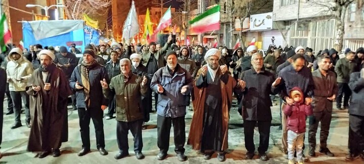تصاویر/ اجتماع شبانه مردم ولایی و انقلابی هیدج در دفاع از ایران و بیعت با رهبر انقلاب