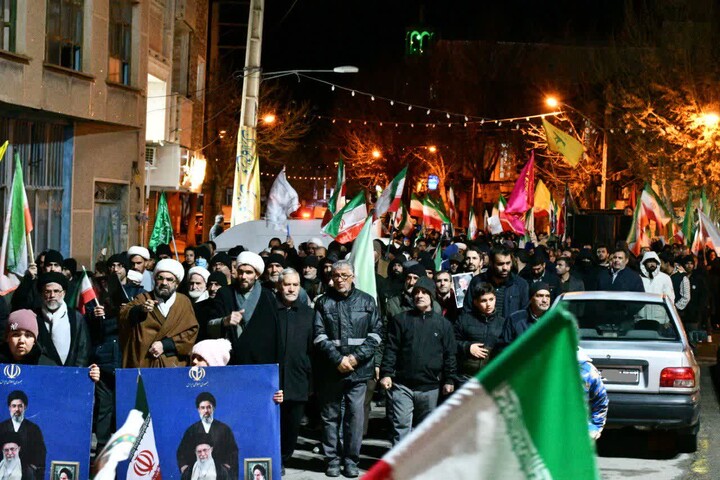 تصاویر/ اجتماع شبانه مردم ولایی و انقلابی هیدج در دفاع از ایران و بیعت با رهبر انقلاب