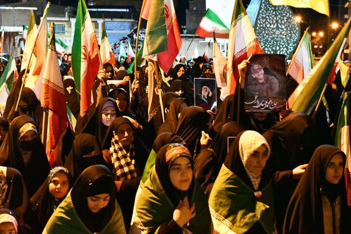 تصاویر/ اجتماع شبانه مردم ولایی و انقلابی هیدج در دفاع از ایران و بیعت با رهبر انقلاب