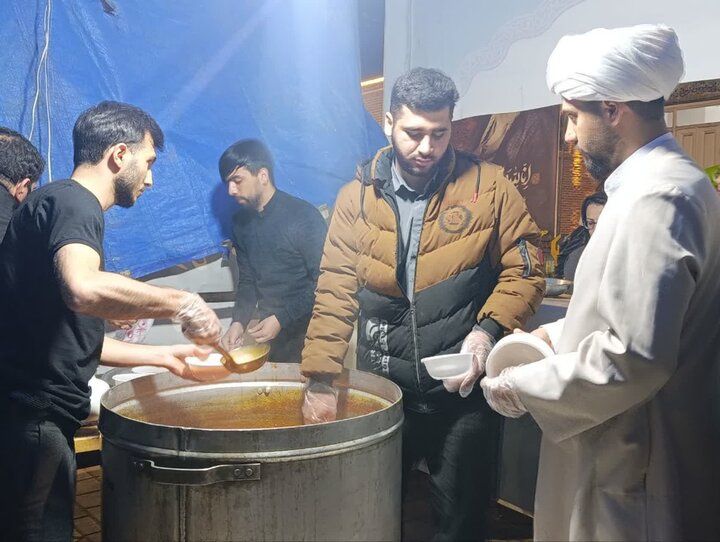 تصاویر/  برپائی موکب گروه جهادی طلاب مدرسه علمیه آیت الله نمازی (ره )شهرستان خوی