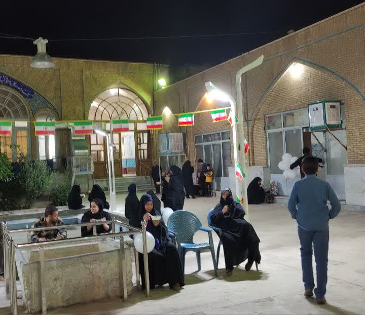 تصاویر/  اجتماع مردمی عزاداری شهادت امام صادق(ع) در مدرسه علمیه آیت‌الله مدنی کاشانی(ره)