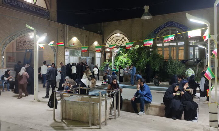 تصاویر/  اجتماع مردمی عزاداری شهادت امام صادق(ع) در مدرسه علمیه آیت‌الله مدنی کاشانی(ره)