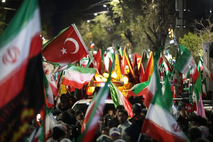 تصاویر/ چهل و چهارمین شب تبلور حماسه حضور و ایستادگی مردم ولایتمدار و غیور ارومیه در شب شهادت امام جعفر صادق علیه السلام