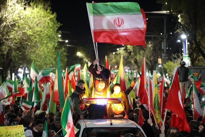 تصاویر/ چهل و چهارمین شب تبلور حماسه حضور و ایستادگی مردم ولایتمدار و غیور ارومیه در شب شهادت امام جعفر صادق علیه السلام
