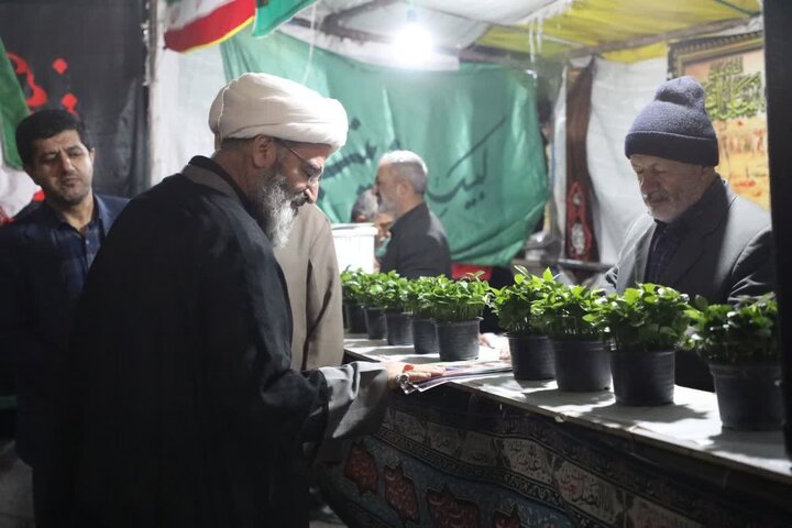 تصاویر/ بازدید نماینده ولی‌فقیه در استان از مواکب شهر سمنان در حاشیه اجتماعات مردمی شب‌های اقتدار