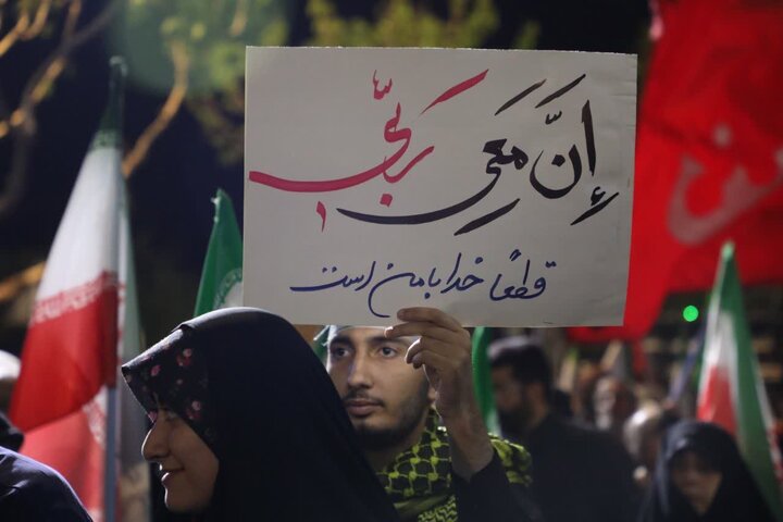 تصاویر/ چهل‌ و چهارمین شب از اجتماعات مردمی «شب‌های اقتدار» با حضور مردم بصیر و ولایتمدار سمنان در شب شهادت رئیس مذهب شیعه، امام جعفر صادق علیه السلام در معراج‌الشهدای این شهر برگزار شد.