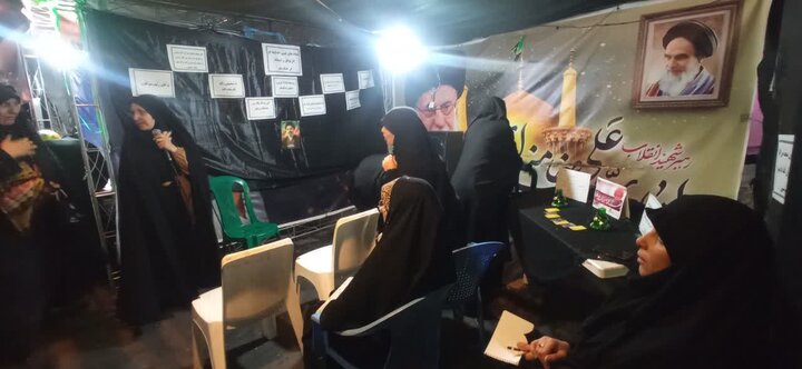 تصاویر/برگزاری نشست قرآنی با موضوع استغاثه و امدادهای غیبی در غرفه میدان شهدا