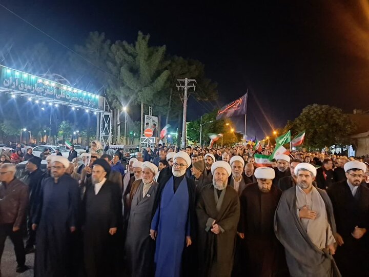 تصاویر/حضور امام جمعه آران و بیدگل در چهل و چهارمین  تجمع شبانه حضور مردم در میادین