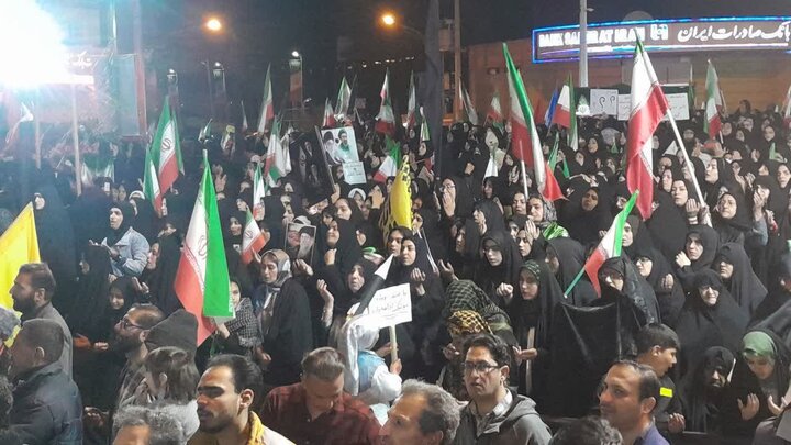 تصاویر/حضور امام جمعه آران و بیدگل در چهل و چهارمین  تجمع شبانه حضور مردم در میادین