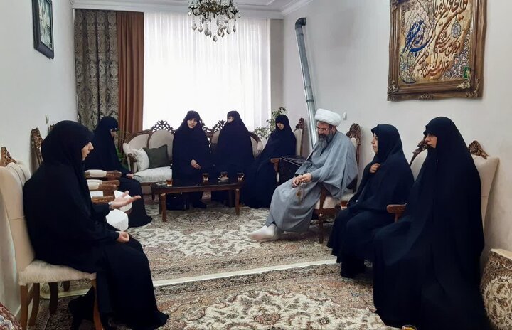 تصاویر/دیدار مدیر حوزه علمیه خواهران استان مرکزی با خانواده شهدای جنگ رمضان