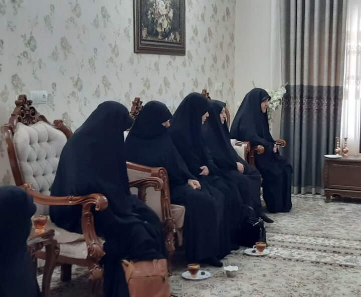 تصاویر/دیدار مدیر حوزه علمیه خواهران استان مرکزی با خانواده شهدای جنگ رمضان