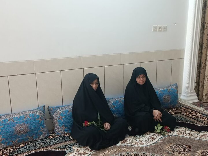 دیدار کارکنان مدرسه علمیه کوثر ابرکوه با خانواده شهید والامقام رحمن چاکرالحسینی