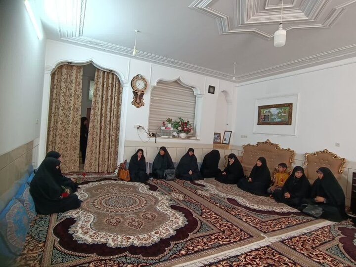 دیدار کارکنان مدرسه علمیه کوثر ابرکوه با خانواده شهید والامقام رحمن چاکرالحسینی