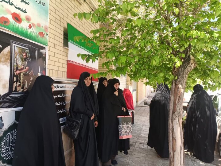 دیدار کارکنان مدرسه علمیه کوثر ابرکوه با خانواده شهید والامقام رحمن چاکرالحسینی