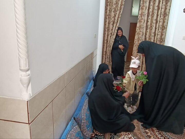 دیدار کارکنان مدرسه علمیه کوثر  ابرکوه با خانواده شهید والامقام رحمن چاکرالحسینی