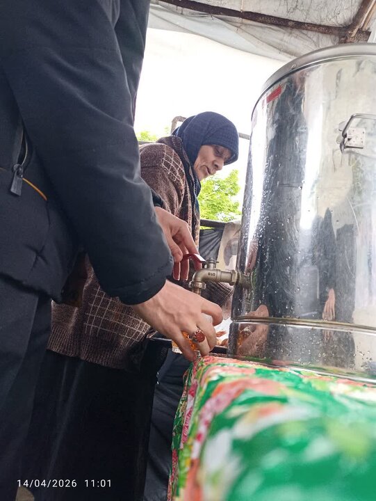 تصاویر/ برپایی ایستگاه صلواتی  در یادمان شهدای خوشنام پارک شهر جویبار، در روز شهادت امام صادق (ع)