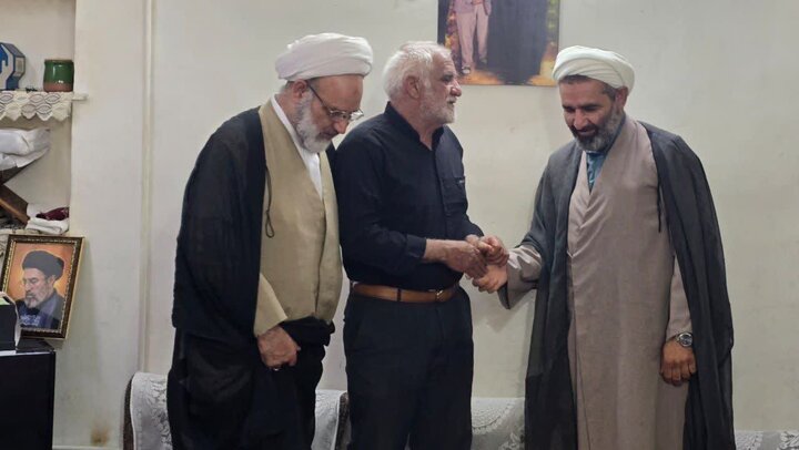 تصاویر/دیدار مسئولان حوزه علمیه خواهران یزد با خانواده شهید علیرضا دهقانی سانیج و ادای احترام بر مزار این شهید