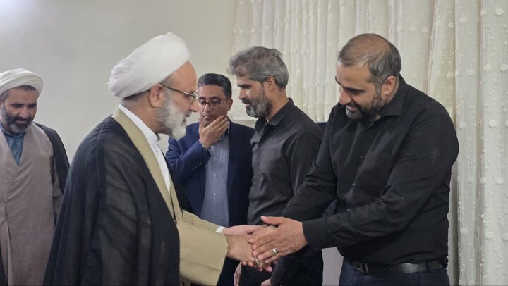 تصاویر/دیدار مسئولان حوزه علمیه خواهران یزد با خانواده شهید علیرضا دهقانی سانیج و ادای احترام بر مزار این شهید