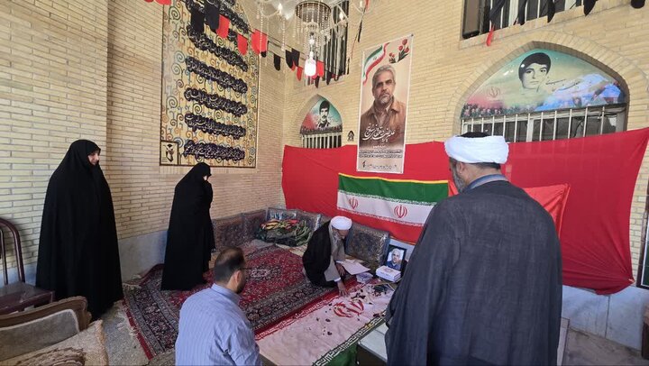 تصاویر/دیدار مسئولان حوزه علمیه خواهران یزد با خانواده شهید علیرضا دهقانی سانیج و ادای احترام بر مزار این شهید