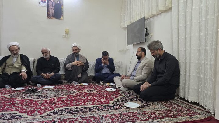 تصاویر/دیدار مسئولان حوزه علمیه خواهران یزد با خانواده شهید علیرضا دهقانی سانیج و ادای احترام بر مزار این شهید