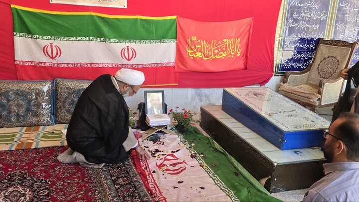 تصاویر/دیدار مسئولان حوزه علمیه خواهران یزد با خانواده شهید علیرضا دهقانی سانیج و ادای احترام بر مزار این شهید