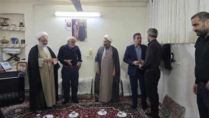 تصاویر/دیدار مسئولان حوزه علمیه خواهران یزد با خانواده شهید علیرضا دهقانی سانیج و ادای احترام بر مزار این شهید