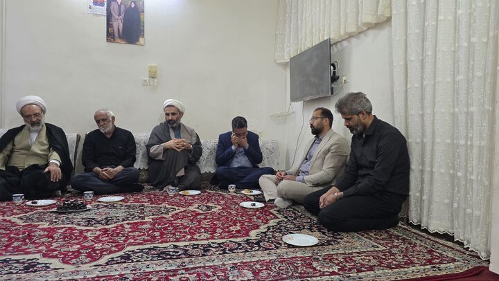 تصاویر/دیدار مسئولان حوزه علمیه خواهران یزد با خانواده شهید علیرضا دهقانی سانیج و ادای احترام بر مزار این شهید