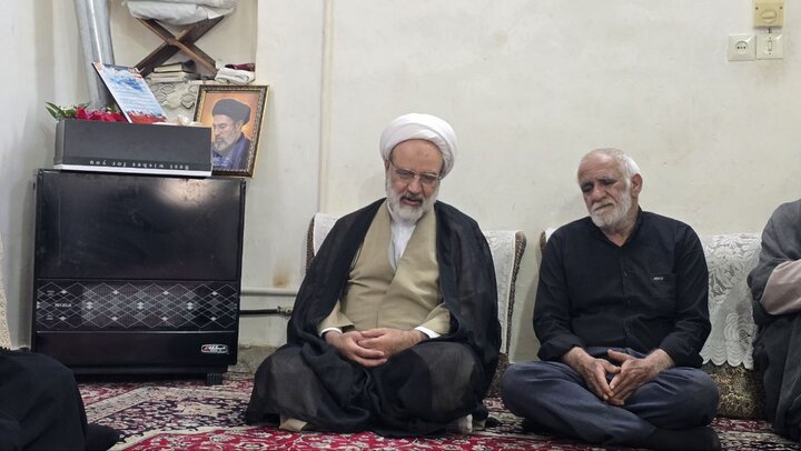 تصاویر/دیدار مسئولان حوزه علمیه خواهران یزد با خانواده شهید علیرضا دهقانی سانیج و ادای احترام بر مزار این شهید