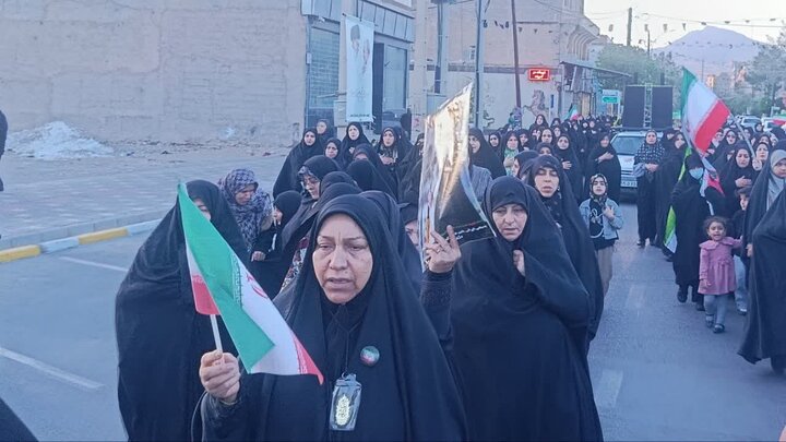 تصاویر/ برپایی دسته‌ی عزاداری شهادت امام جعفر صادق(ع) در گرمسار