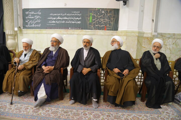 تصاویر / مراسم شهادت امام جعفر صادق (ع) و بزرگداشت حادثه غم انگیز مدرسه مبارکه فیضیه در سال ۱۳۴۲ در حرم حضرت معصومه (س)